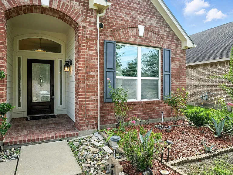 9219 Gilbert Hollow Dr — Photo 4