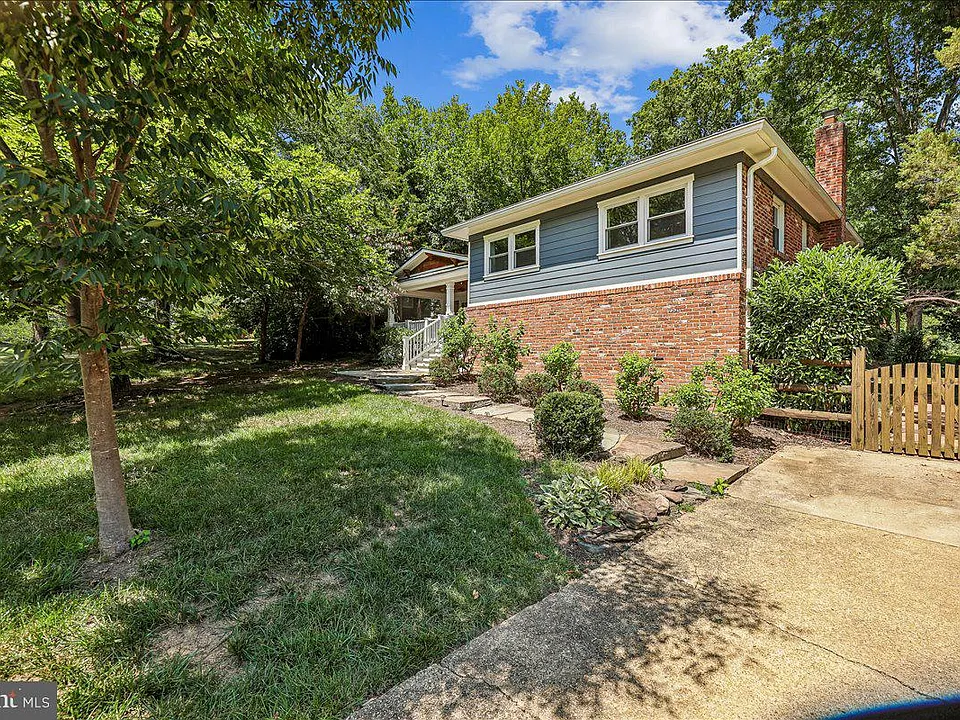 8109 Bainbridge Rd