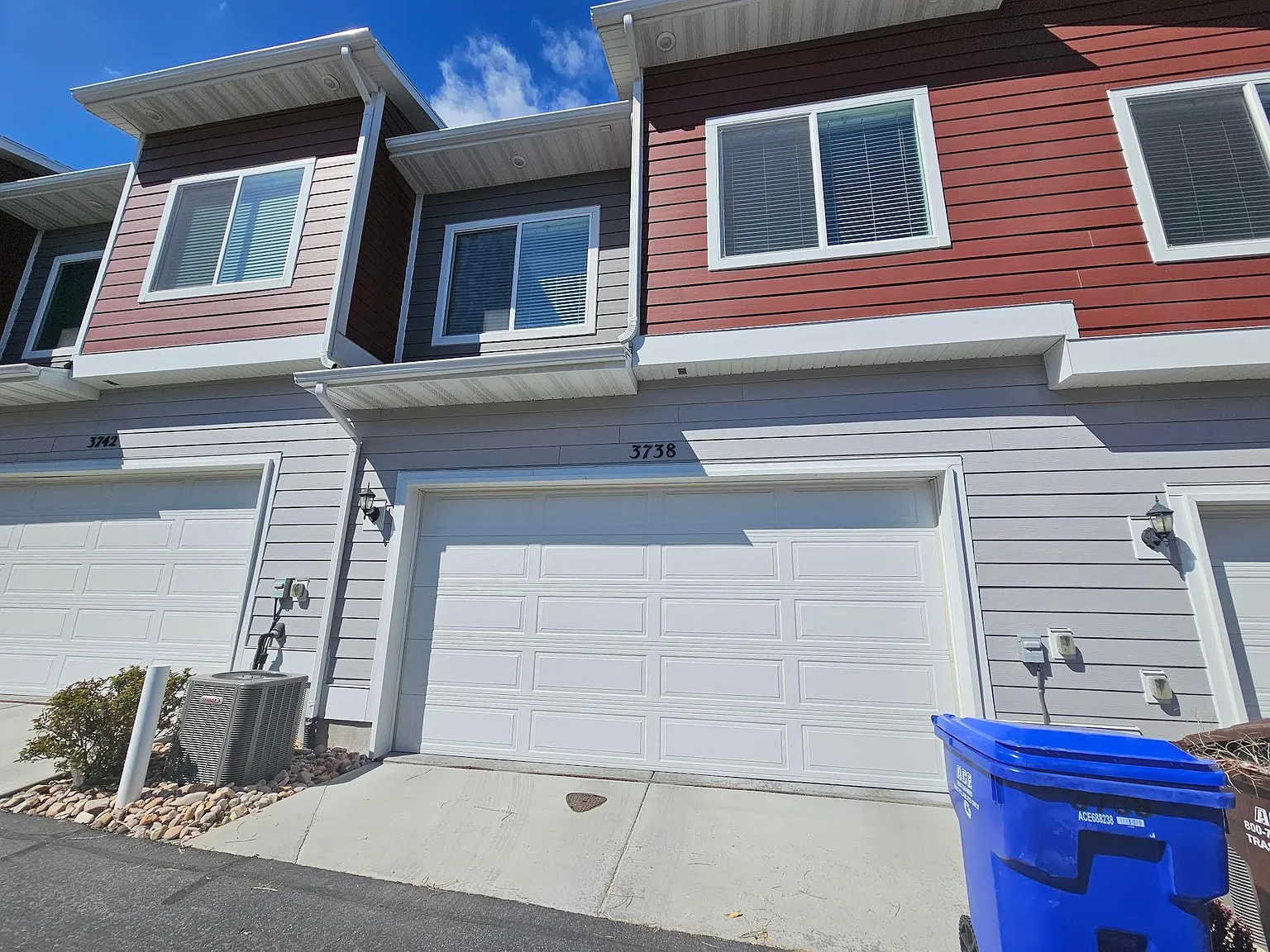3 bed, 2106 sqft, $2,033 — Photo 2