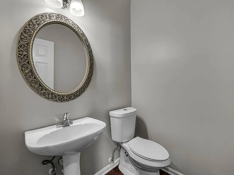 128 Clarendon Cir — Photo 16