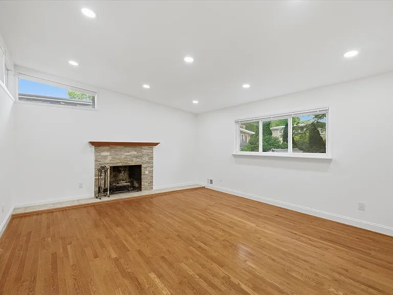 709 N Pryor St — Photo 31