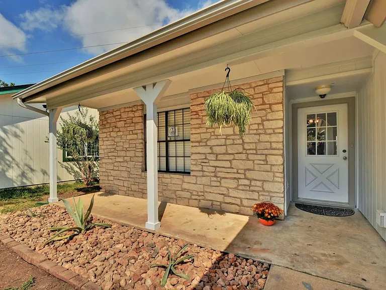 1622 Peachtree Valley Dr — Photo 3