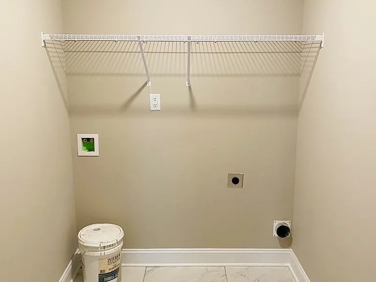 1033 Whitney Dr — Photo 17