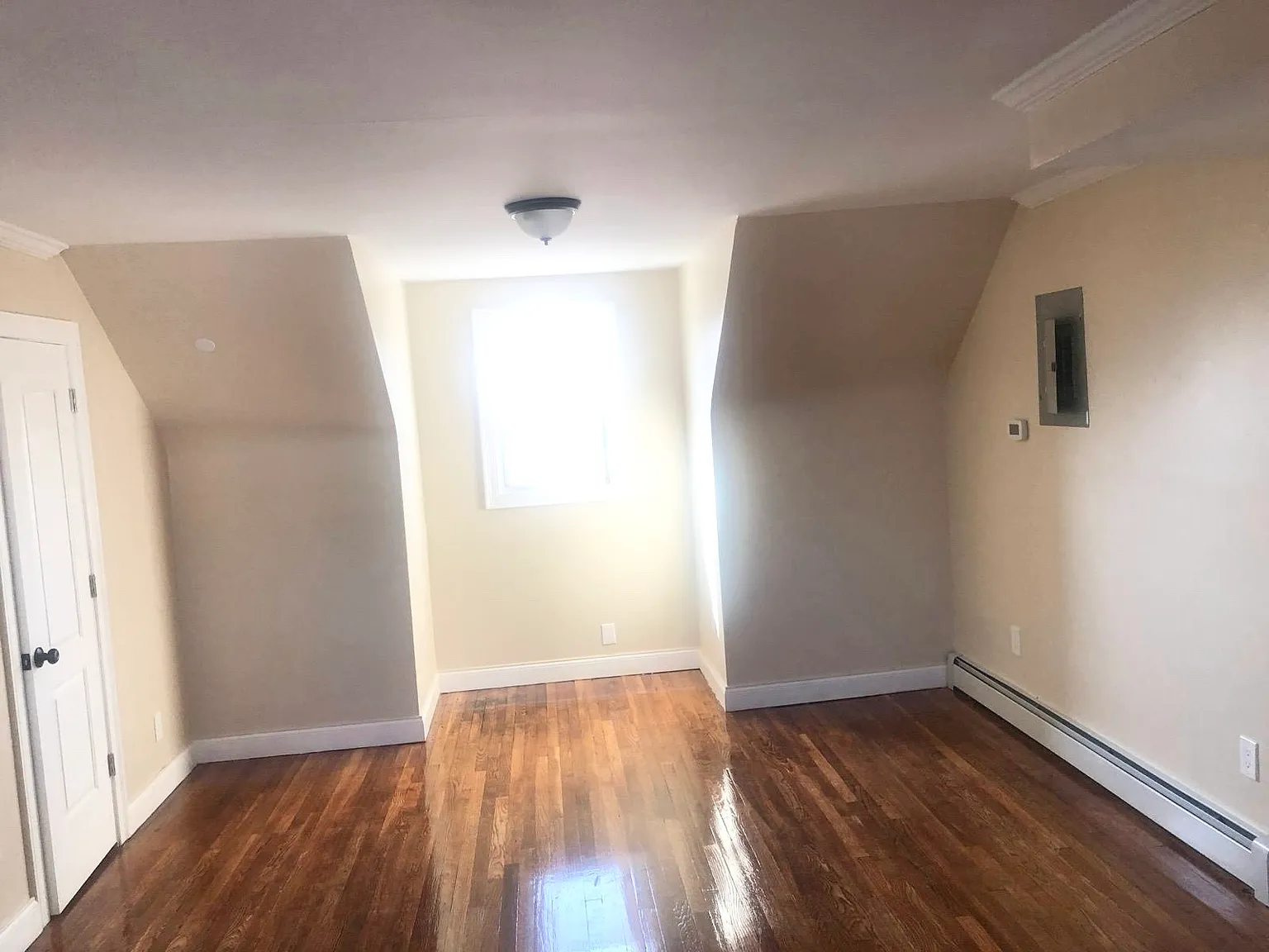 3 bed, 1050 sqft, $3,350 — Photo 3