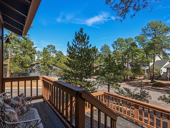 5th image of 102 N Parkwood Ln