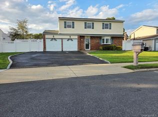 3 Maison Dr, Holbrook, NY 11741