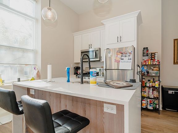 3rd image of 1447 W Superior St #201