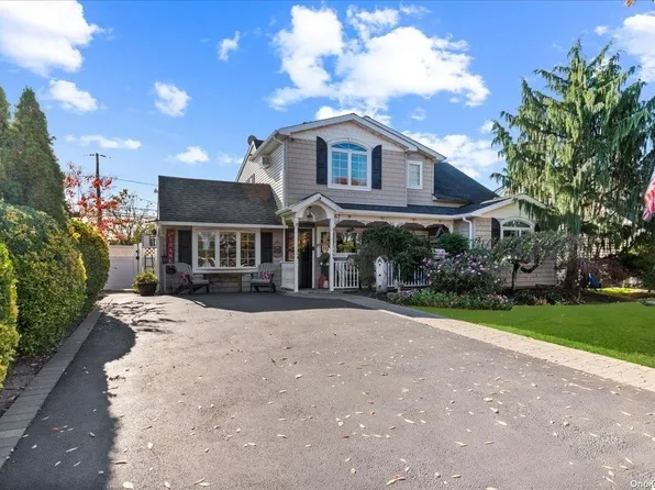 62 Twin Lane N, Wantagh, NY 11793
