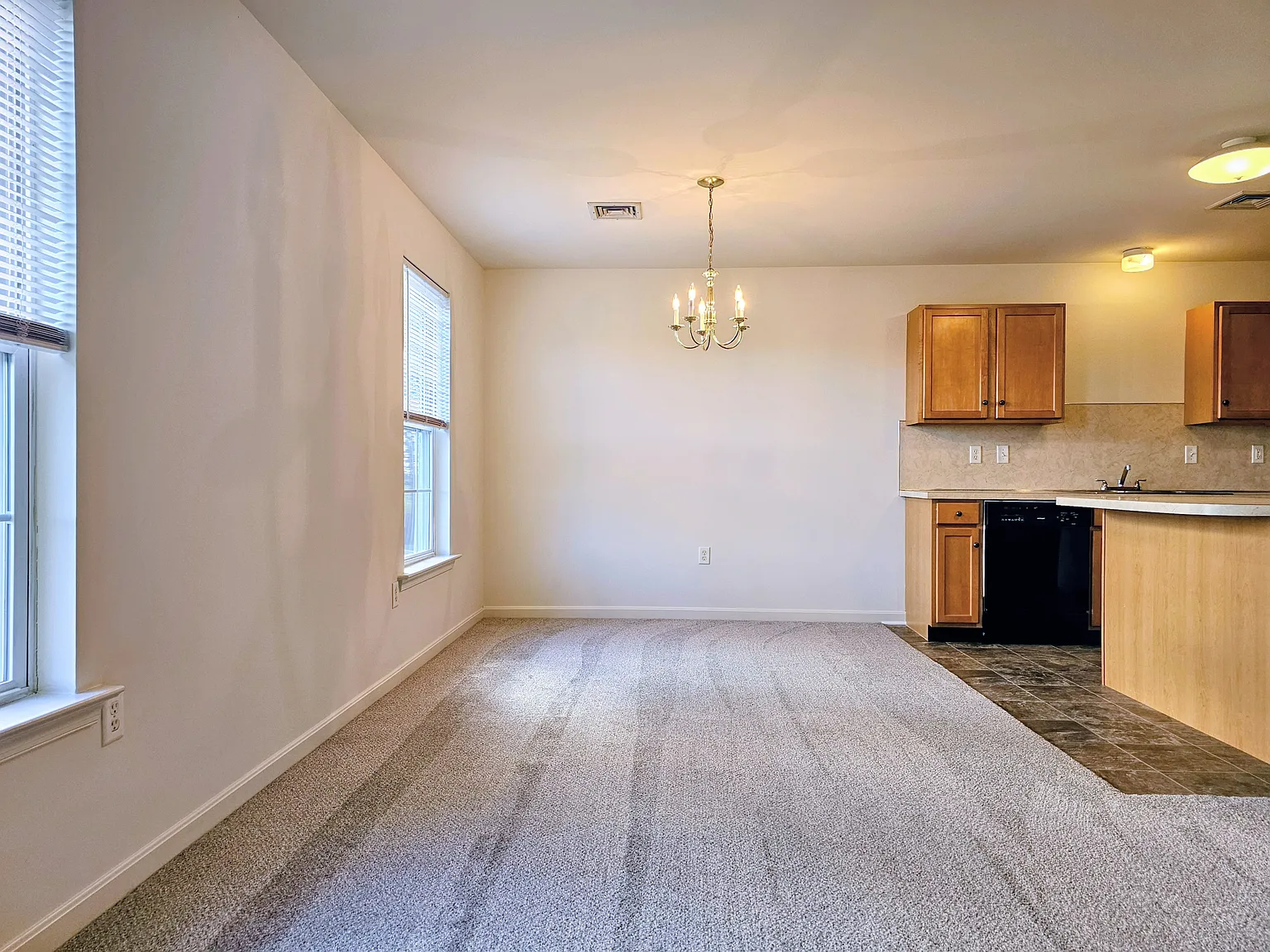 2 bed, 1.5 bath, 1182 sqft, $1,550 — Photo 4