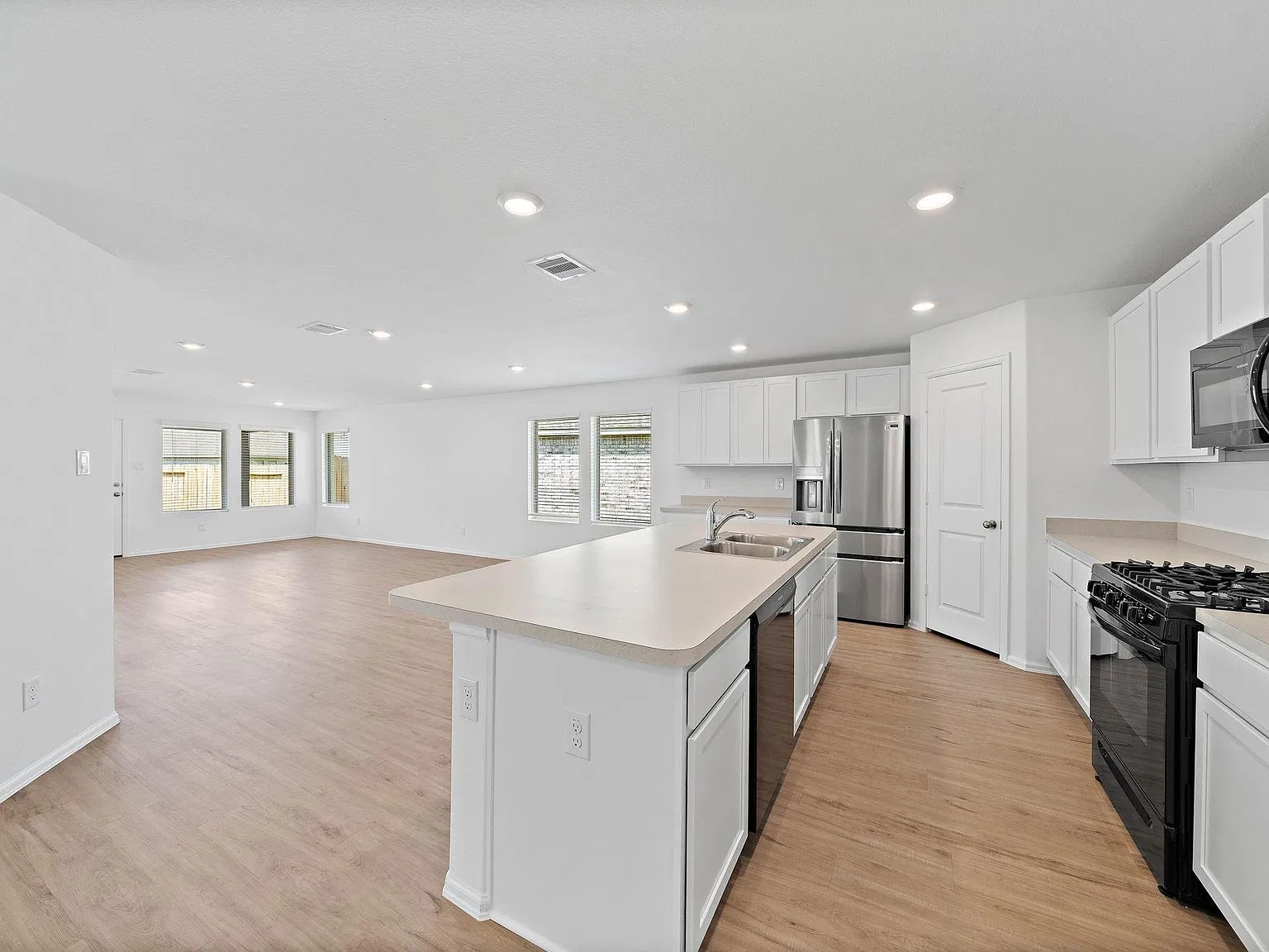 3 bed, 2.0 bath, 1868 sqft, $2,375 — Photo 3