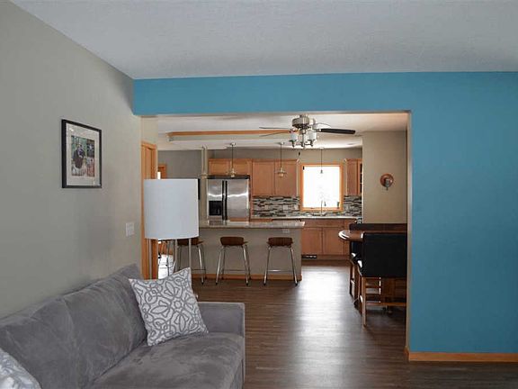 3rd image of 1553 Grays Ln