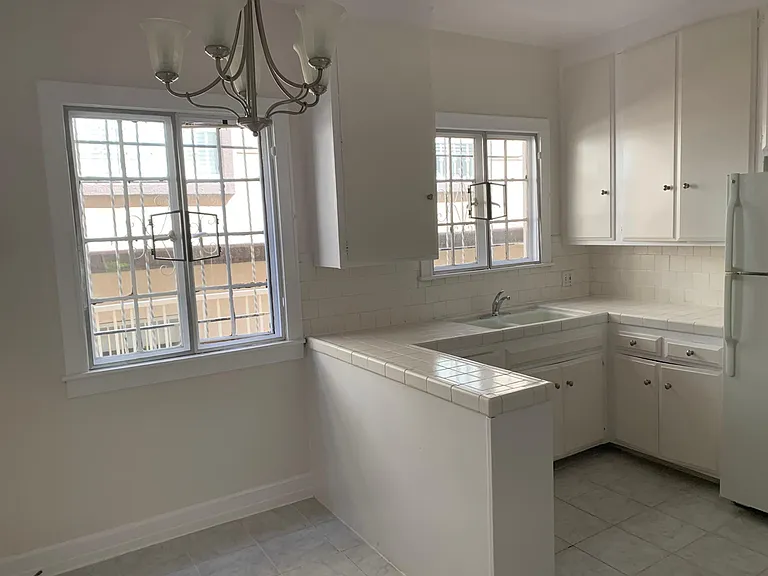 1746 N Kingsley Dr — Photo 6