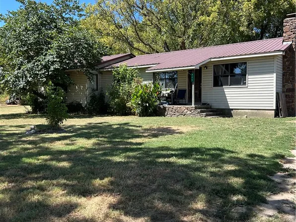 425 NW Walker St, Gentry, AR 72734