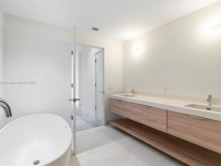 16385 Biscayne Blvd #4 — Photo 43