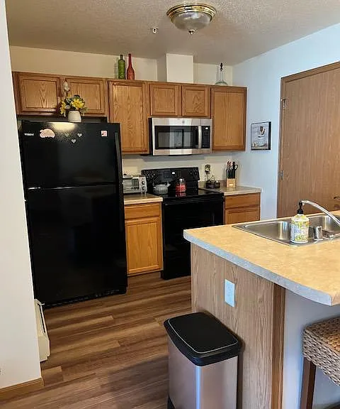 990 Linden Dr #4 — Photo 2