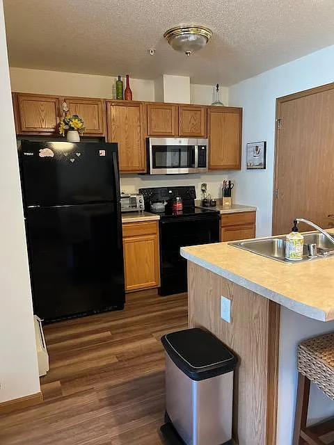 Building Photo - 990 Linden Dr #4