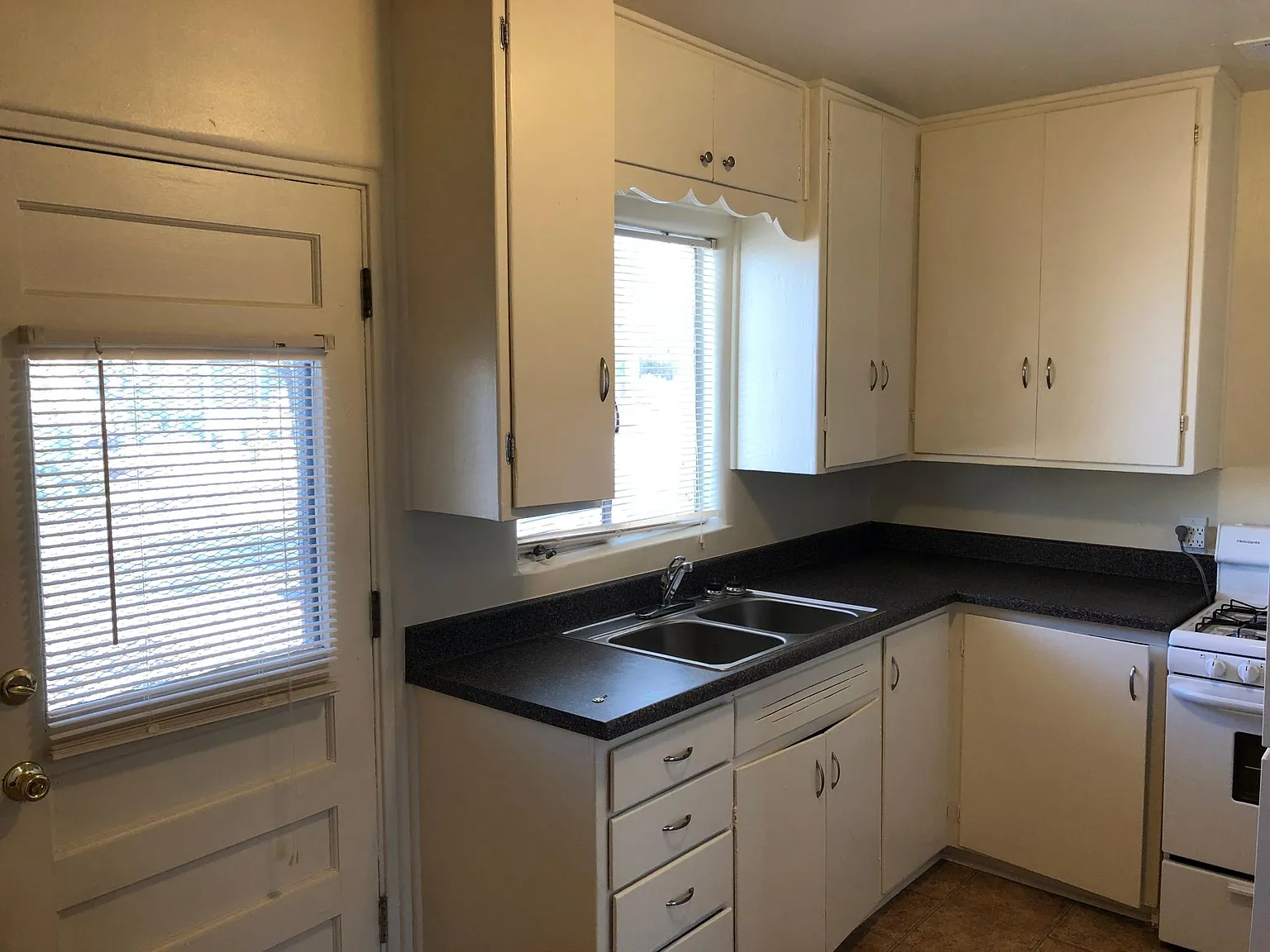 1 bed, 650 sqft, $1,100 — Photo 3