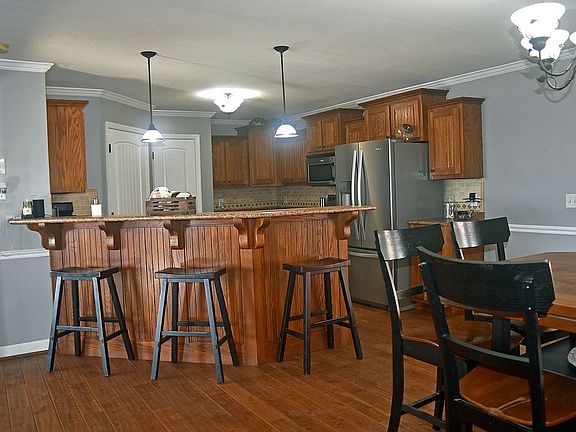 4th image of 183 Kaziar Cir