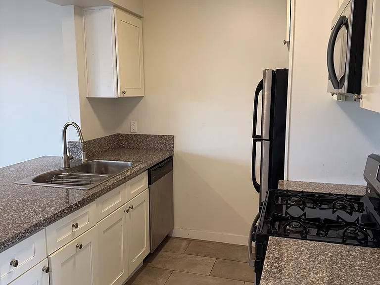 1754 Pine Ave #9 — Photo 15