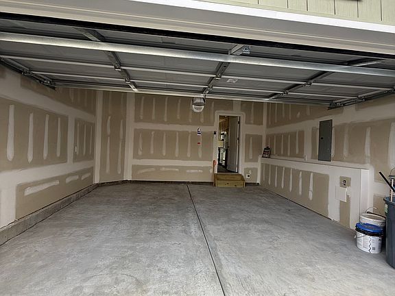 3rd image of 102 Vienna Blvd