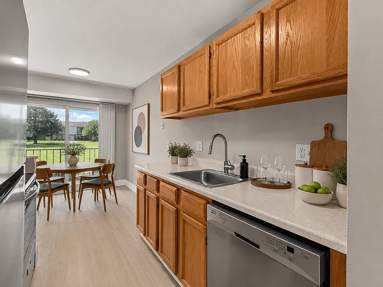 Sunnymede Apartments - Troy, MI — Photo 16