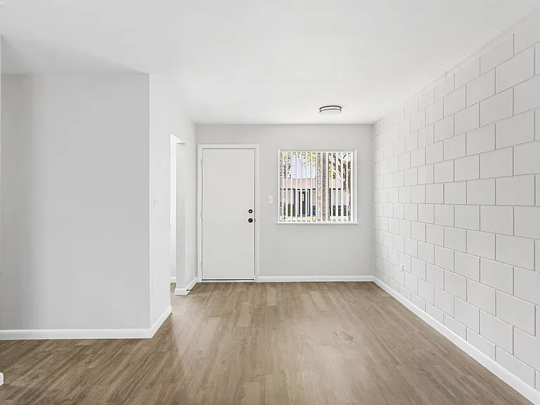 Bella Sol Apartments — Photo 35