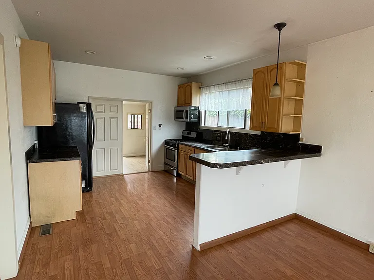 249 Hawthorne St — Photo 10