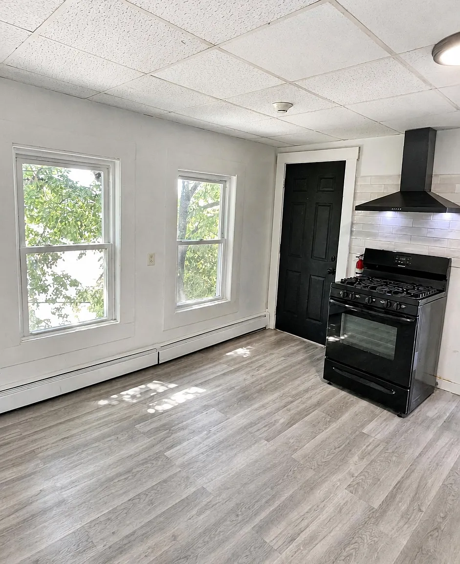 4 bed, 1000 sqft, $2,700 — Photo 2