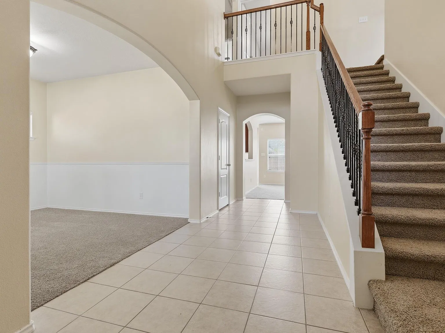 4 bed, 3.5 bath, 2630 sqft, $2,200 — Photo 4