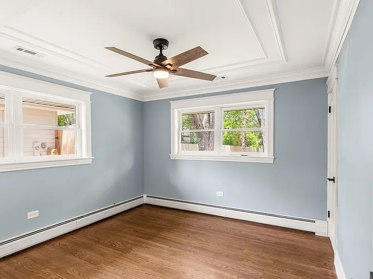 1010 W Elm St — Photo 1