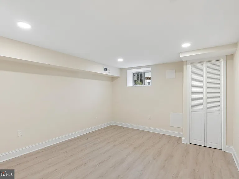 2416 E Hoffman St — Photo 14