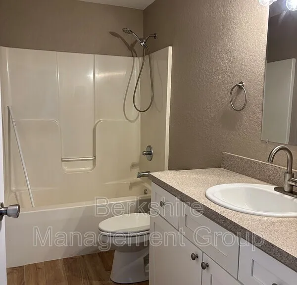 2405 Avenue C SW #A — Photo 3