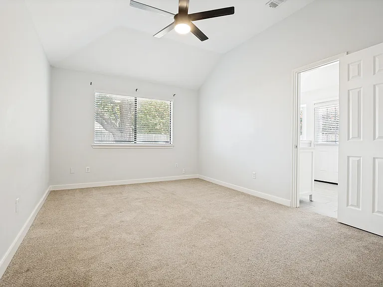 2844 Linden Ln — Photo 7