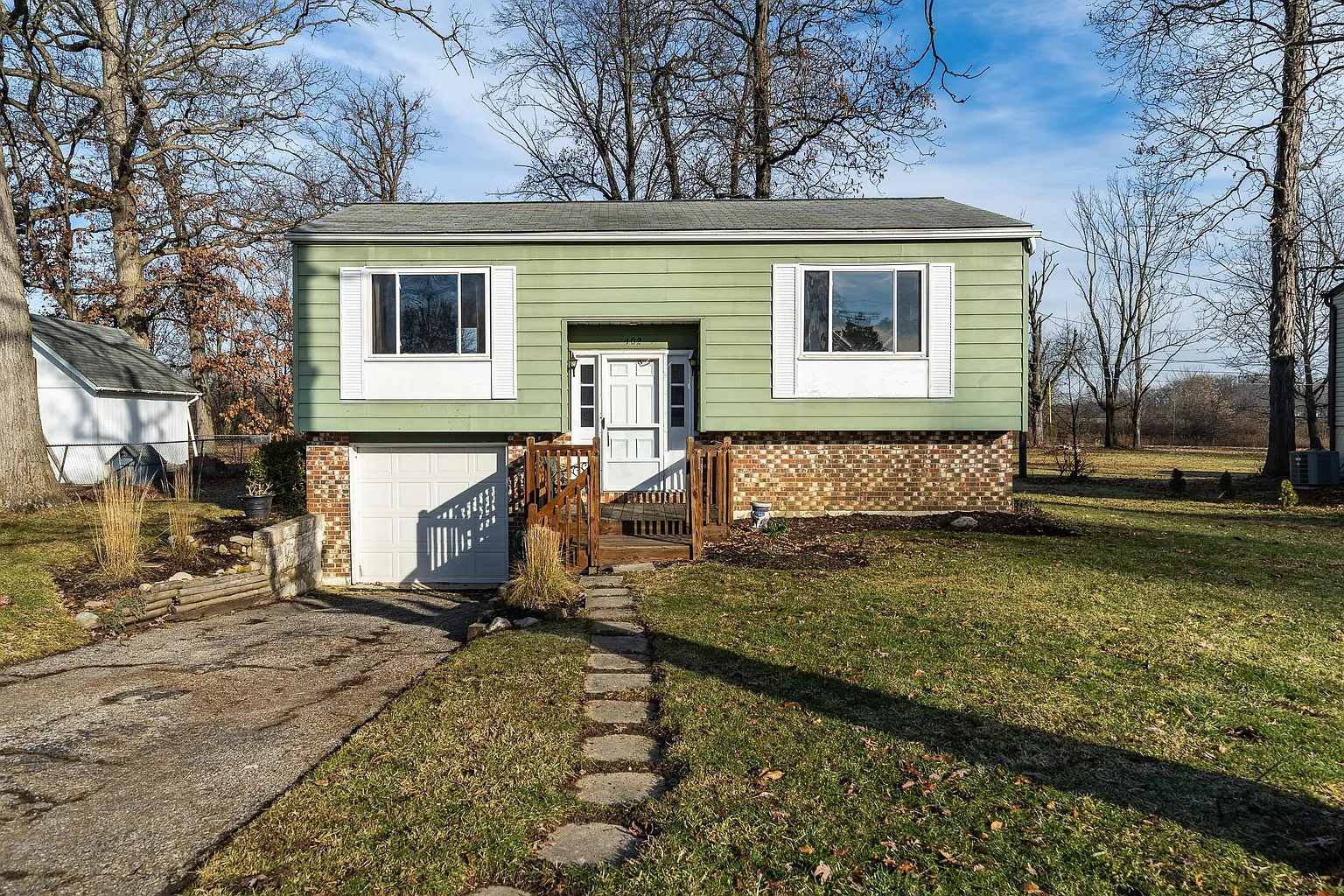 402 Eastwood Ave photo 1