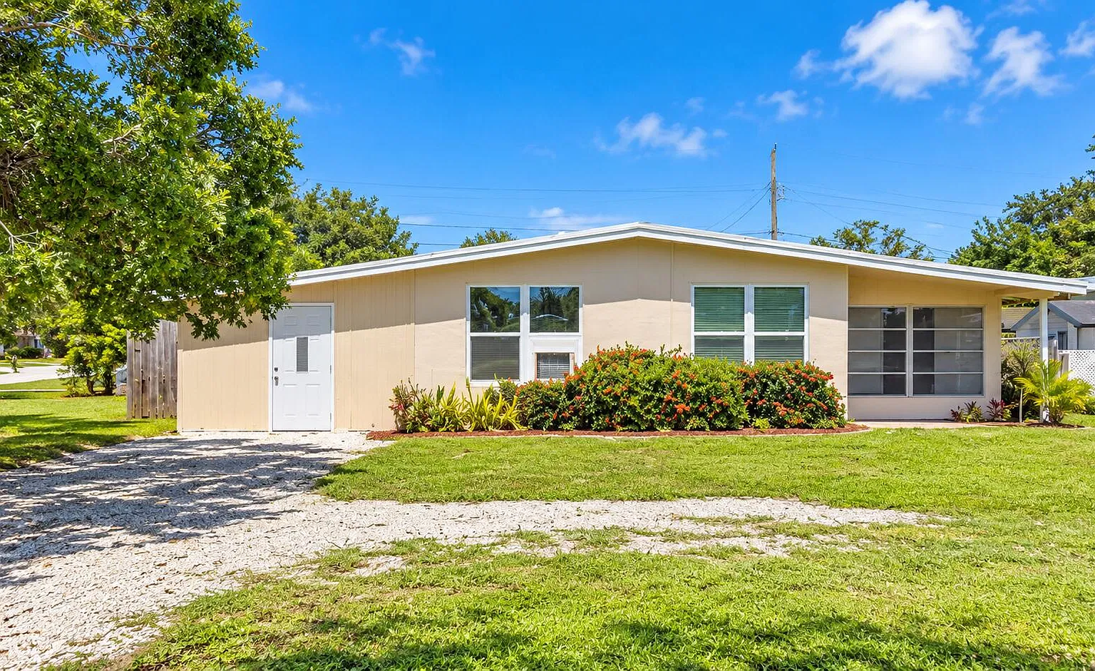 3 bed, 1.0 bath, 1126 sqft, $1,800 — Photo 1