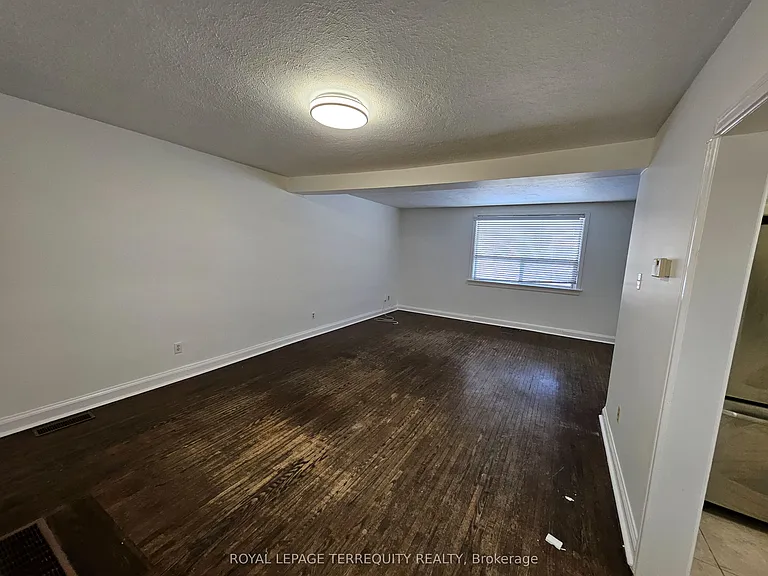 557 Lawrence Ave W — Photo 9