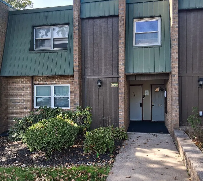 208 Meadowview Ln