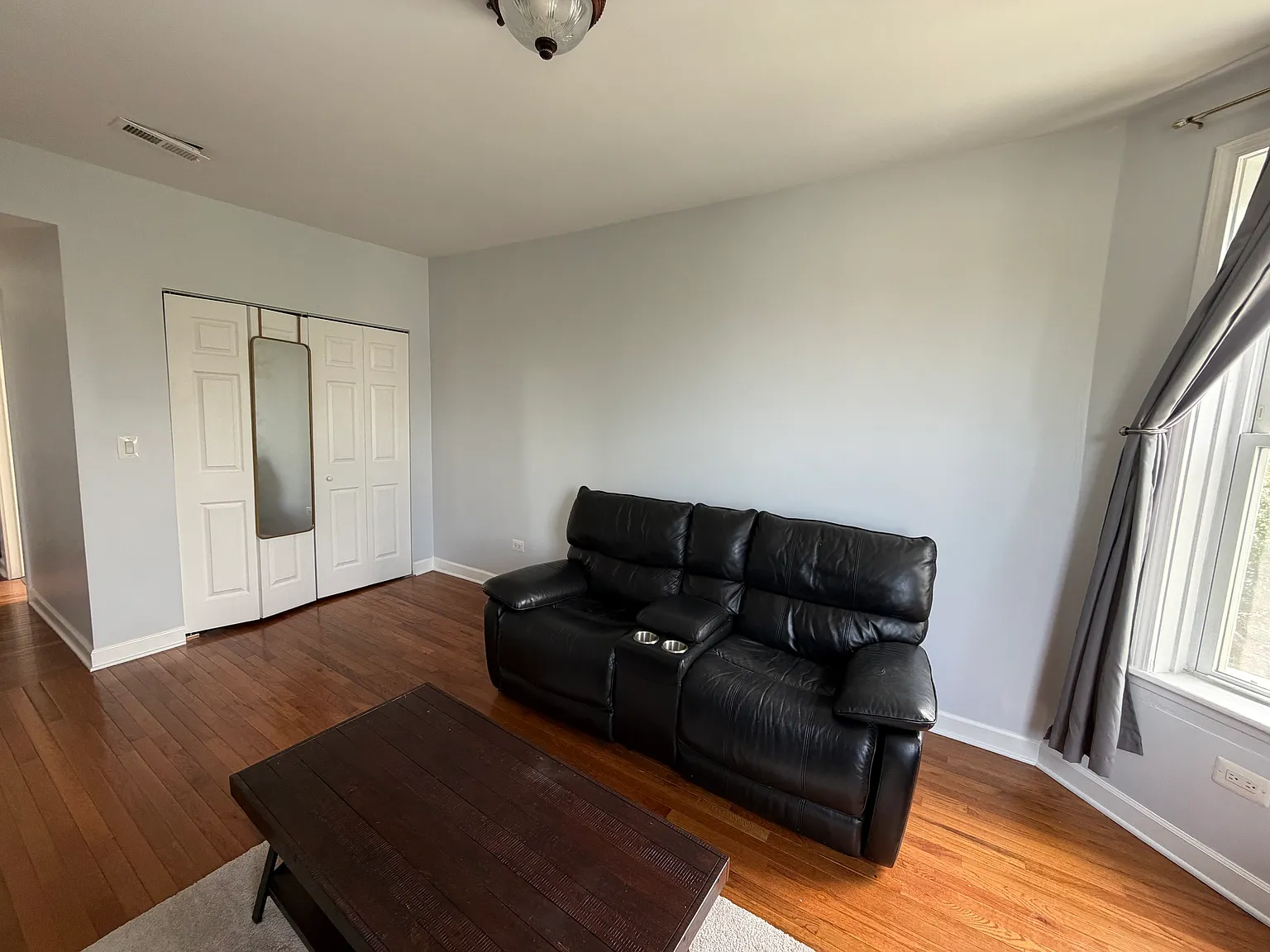 3 bed, 1100 sqft, $1,600 — Photo 2
