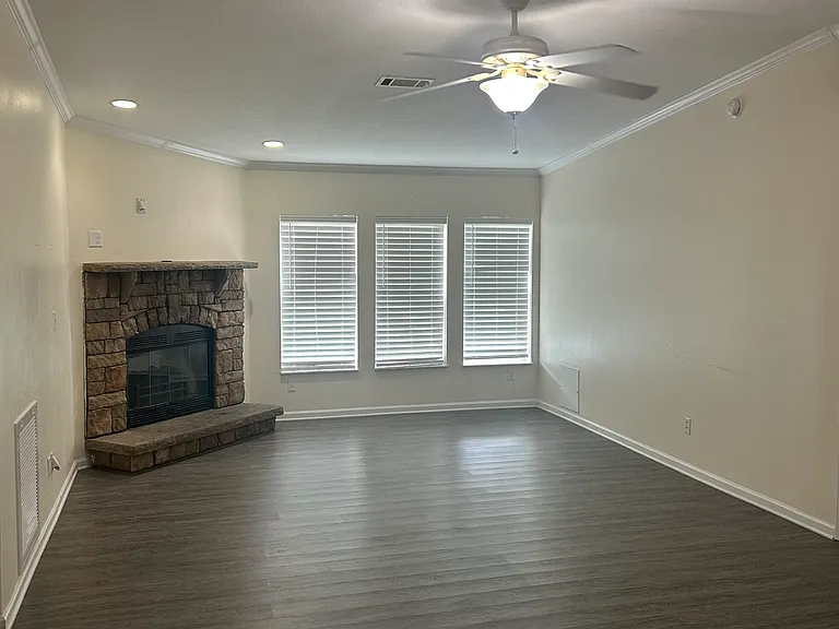 394 SW Lunsford Ter — Photo 6