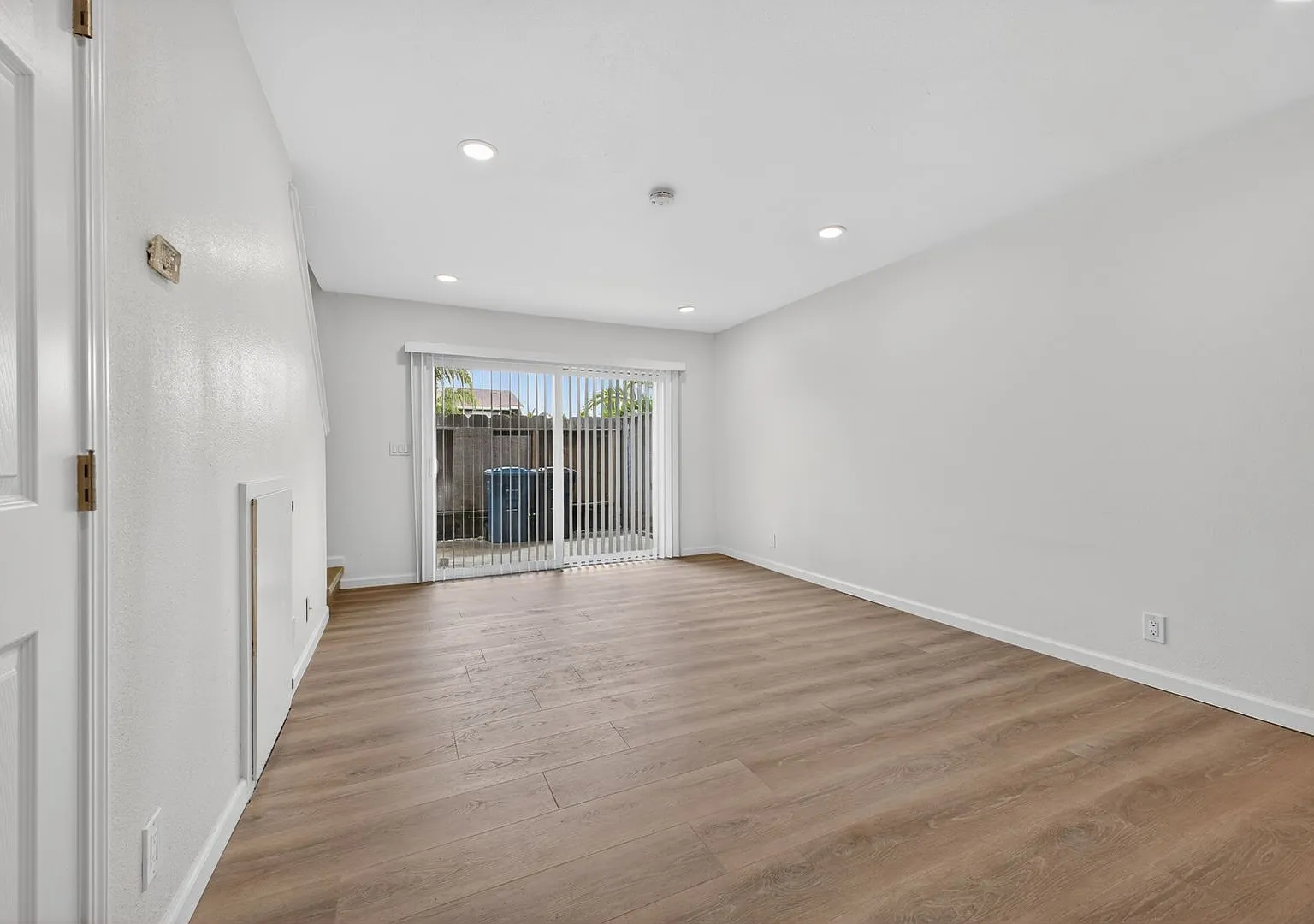 Move-in Special! $500 off the first month's rent on a 1-year lease! Completely Remodeled 2-Bedroo... — Photo 1