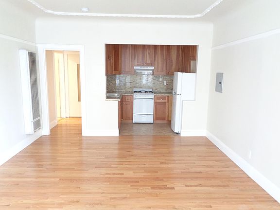 2nd image of 930 Bay St APT 3