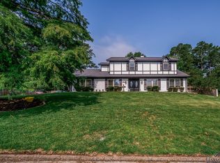 894 Country Pl, Longview, TX 75605