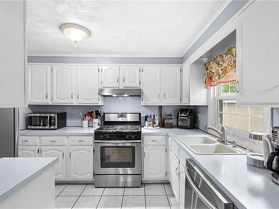 3rd image of 150 Marlow St