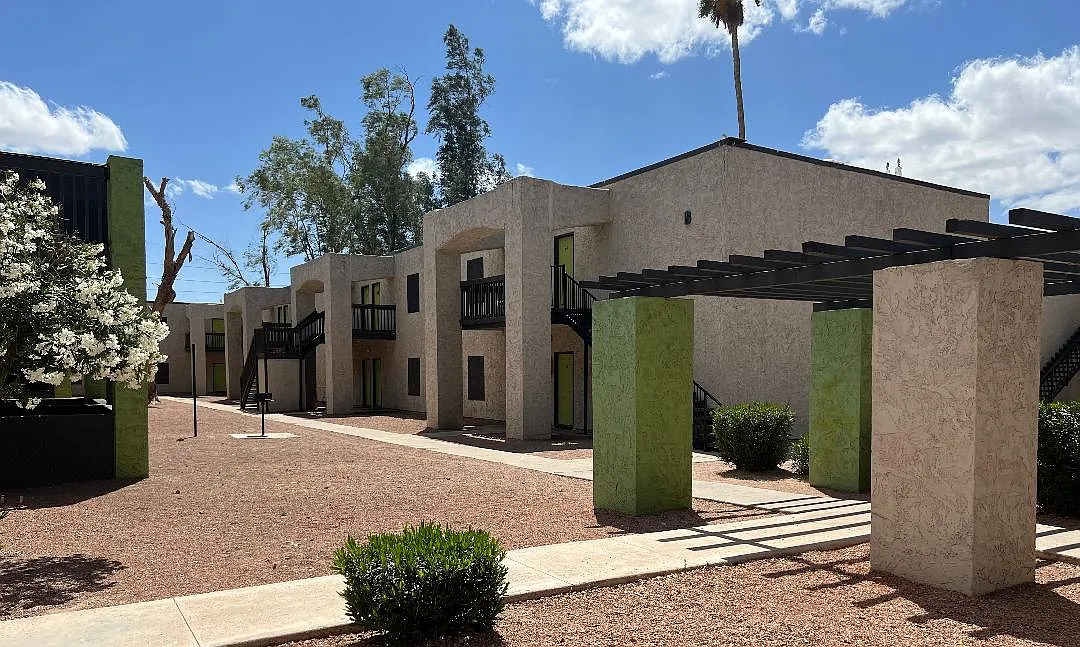 Sundowner Apartments — Photo 1