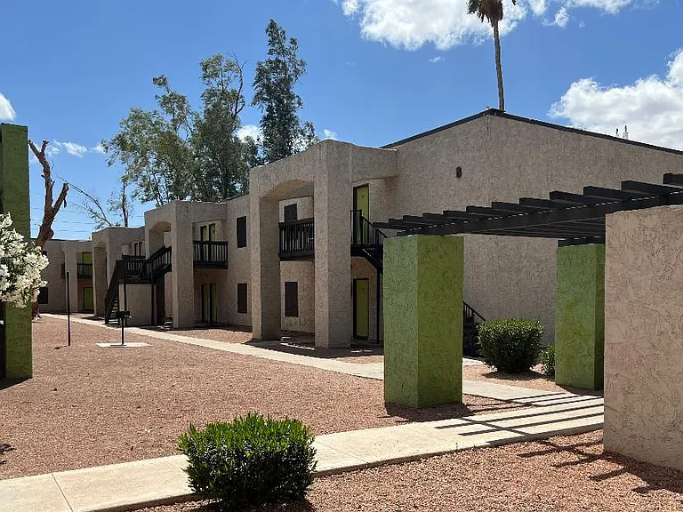 Sundowner Apartments — Photo 1