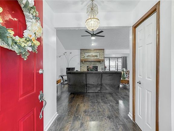 2nd image of 1451 Stoneleigh Cir