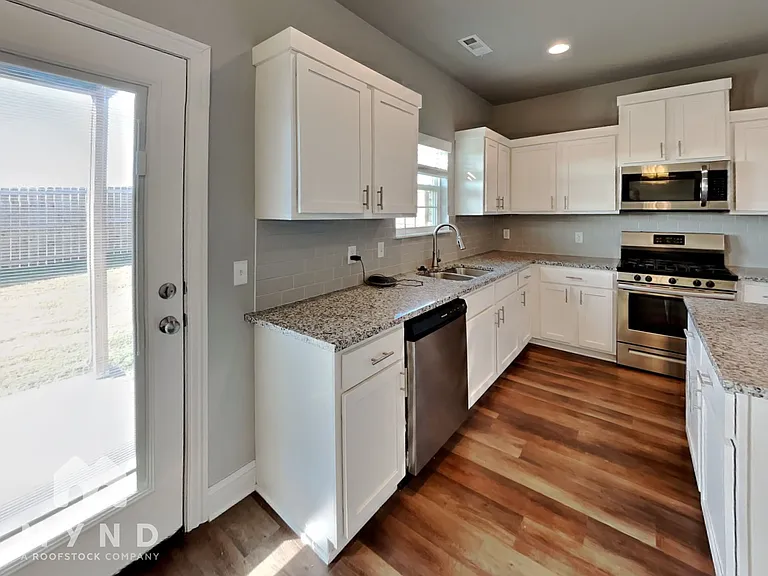 5903 SW Gentle Winds Ave — Photo 4