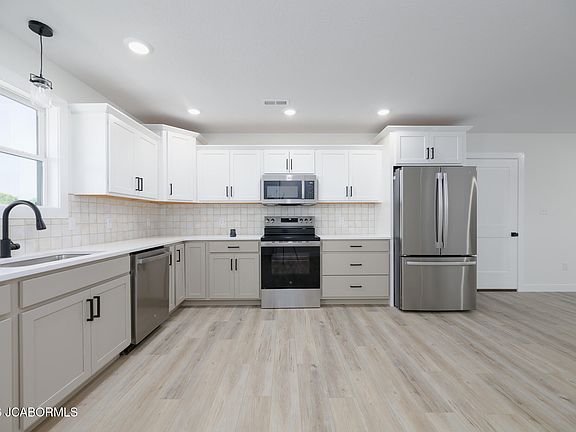 3rd image of 204 Love St