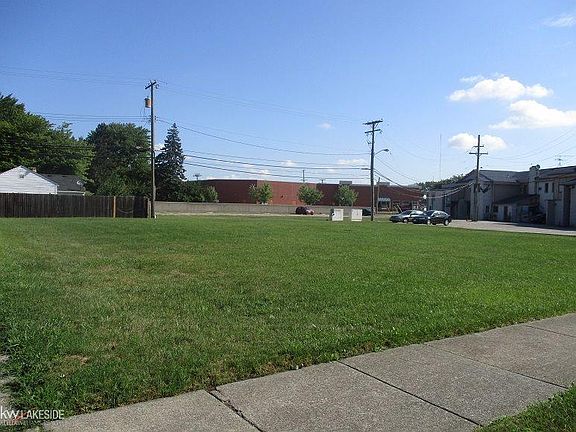 2nd image of 20457 Lakeworth St
