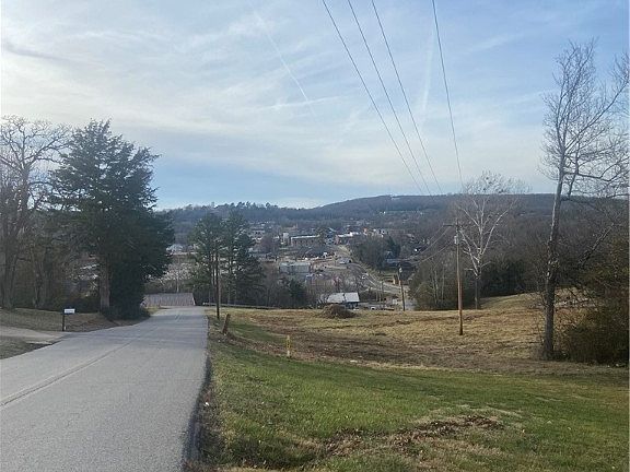 3rd image of 208 W Dogwood Dr